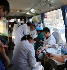 用爱心为生命加油！1月11日，新泰市中医院50名医务人员无偿献血20000ml